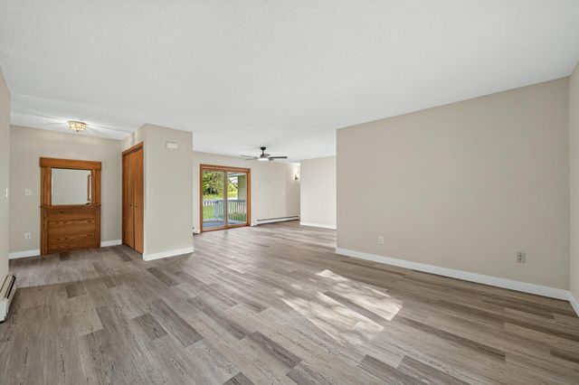 6262 7th Street N, Oakdale, MN 55128