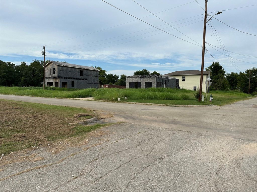 213 4th ST, Rockdale, TX 76567