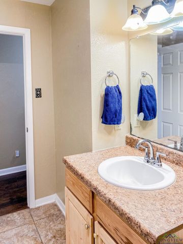 912 Glencrest Ln., Longview, TX 75601