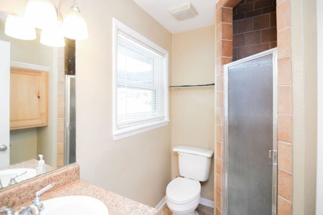 912 Glencrest Ln., Longview, TX 75601