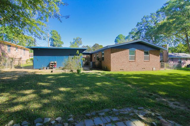 912 Glencrest Ln., Longview, TX 75601