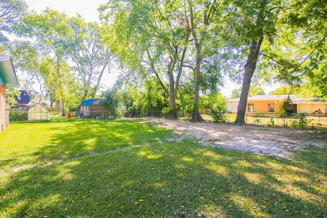 912 Glencrest Ln., Longview, TX 75601