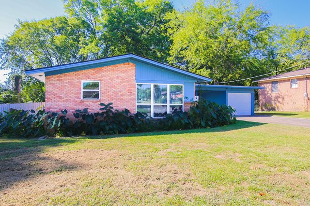 912 Glencrest Ln., Longview, TX 75601