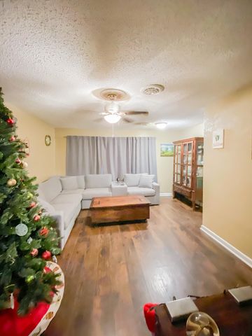 912 Glencrest Ln., Longview, TX 75601