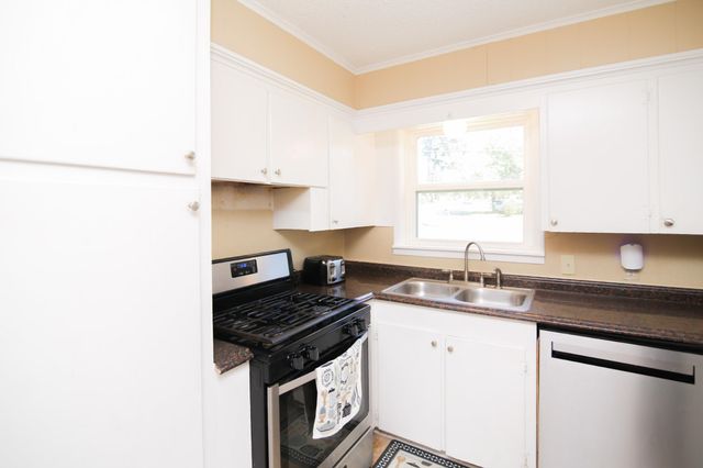 912 Glencrest Ln., Longview, TX 75601