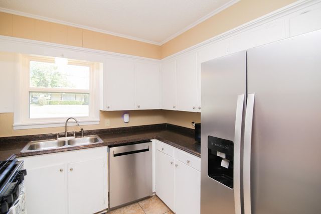 912 Glencrest Ln., Longview, TX 75601