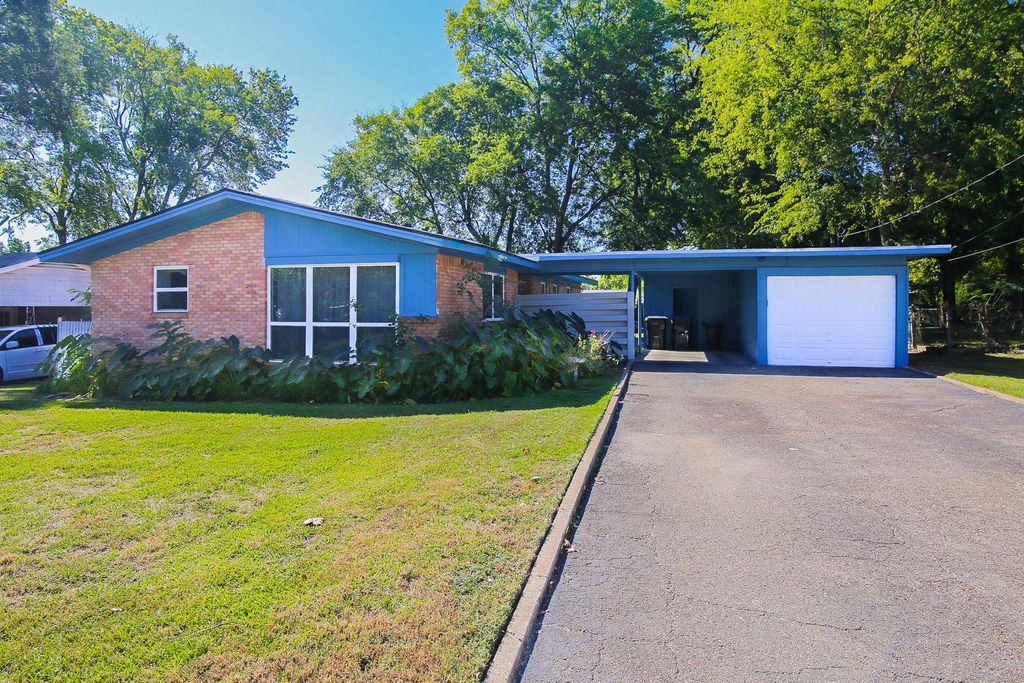 912 Glencrest Ln., Longview, TX 75601