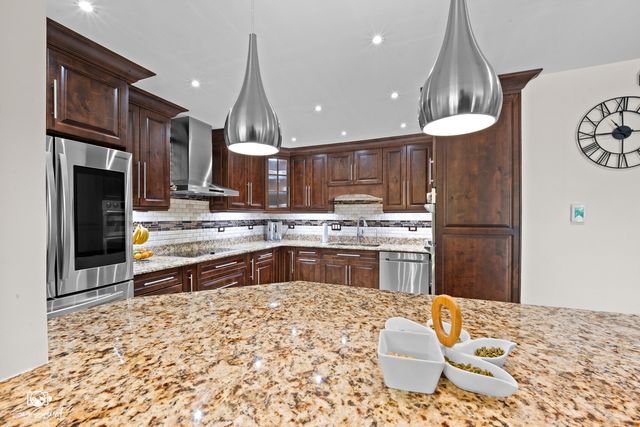 2605 Oxford Court, Darien, IL 60561