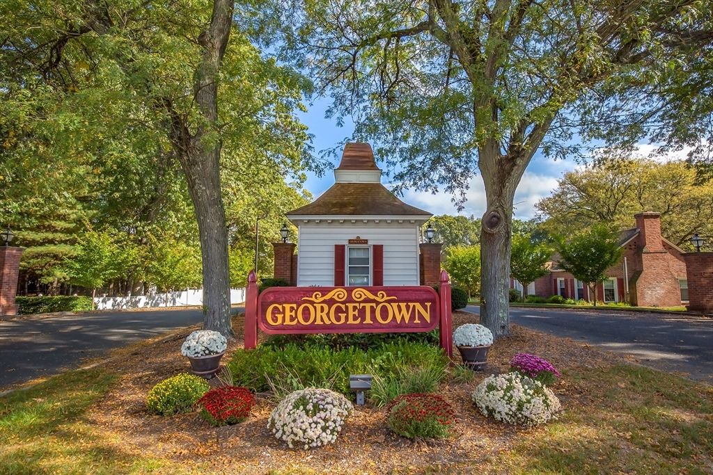 52 Smithfield Ct 52, Springfield, MA 01108