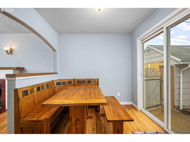 9006 Se CLAY St, Portland, OR 97216