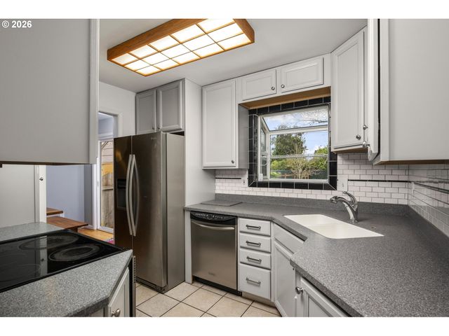 9006 Se CLAY St, Portland, OR 97216