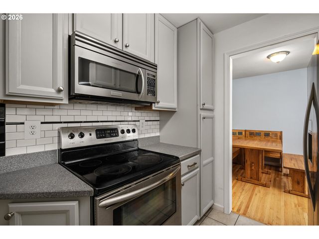 9006 Se CLAY St, Portland, OR 97216