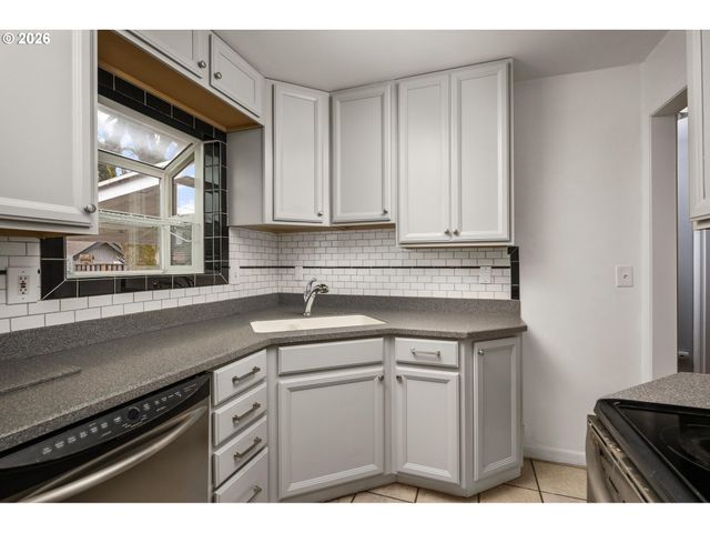 9006 Se CLAY St, Portland, OR 97216