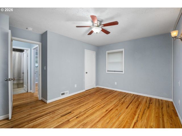 9006 Se CLAY St, Portland, OR 97216