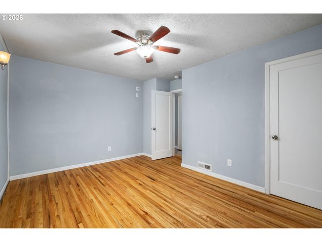 9006 Se CLAY St, Portland, OR 97216