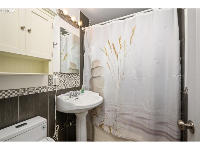 9006 Se CLAY St, Portland, OR 97216