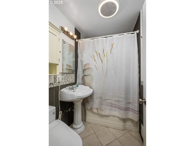 9006 Se CLAY St, Portland, OR 97216