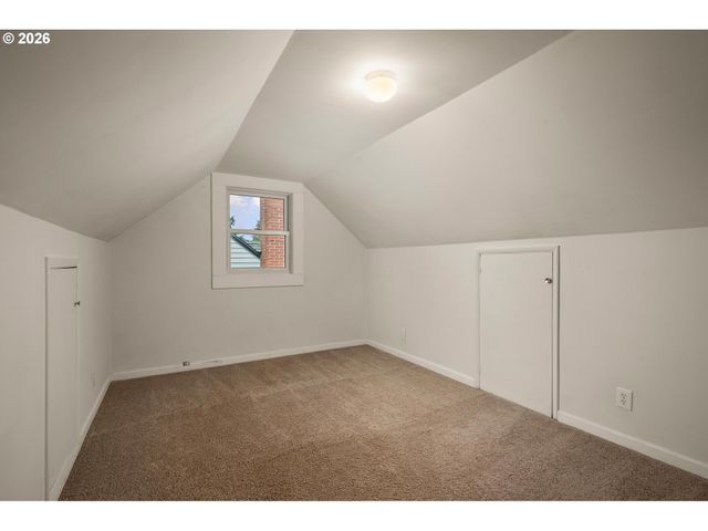 9006 Se CLAY St, Portland, OR 97216