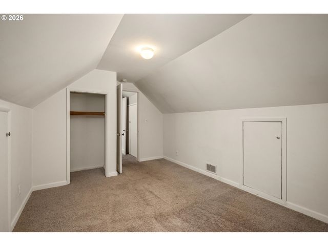 9006 Se CLAY St, Portland, OR 97216