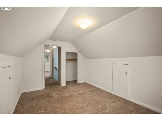 9006 Se CLAY St, Portland, OR 97216