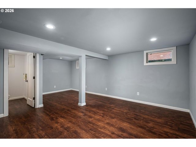 9006 Se CLAY St, Portland, OR 97216