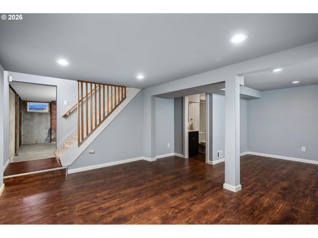 9006 Se CLAY St, Portland, OR 97216