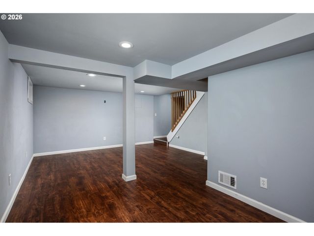 9006 Se CLAY St, Portland, OR 97216