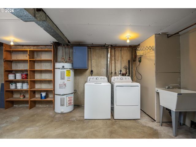 9006 Se CLAY St, Portland, OR 97216