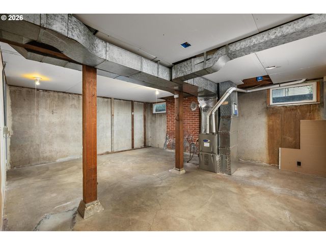 9006 Se CLAY St, Portland, OR 97216