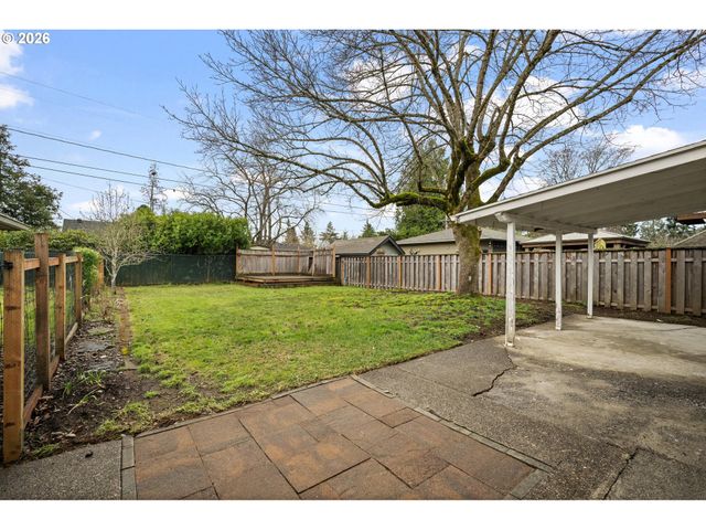 9006 Se CLAY St, Portland, OR 97216