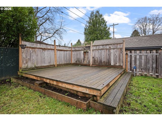 9006 Se CLAY St, Portland, OR 97216