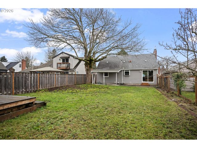 9006 Se CLAY St, Portland, OR 97216