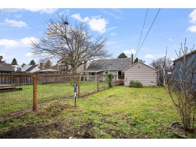 9006 Se CLAY St, Portland, OR 97216