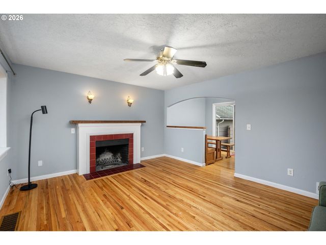 9006 Se CLAY St, Portland, OR 97216