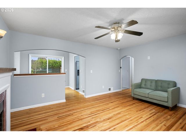 9006 Se CLAY St, Portland, OR 97216