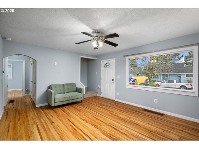 9006 Se CLAY St, Portland, OR 97216