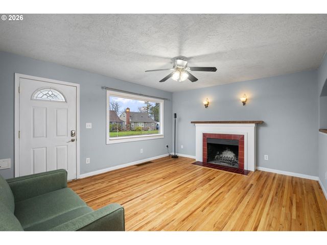 9006 Se CLAY St, Portland, OR 97216