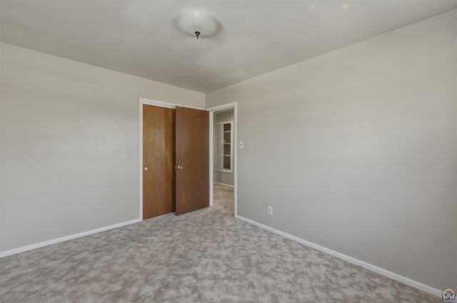 2836 SW Sunset RD, Topeka, KS 66614