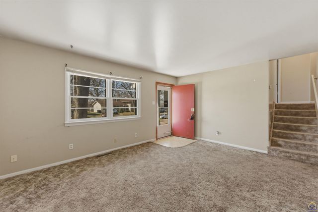 2836 SW Sunset RD, Topeka, KS 66614