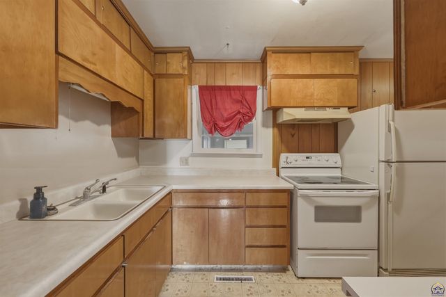 2836 SW Sunset RD, Topeka, KS 66614