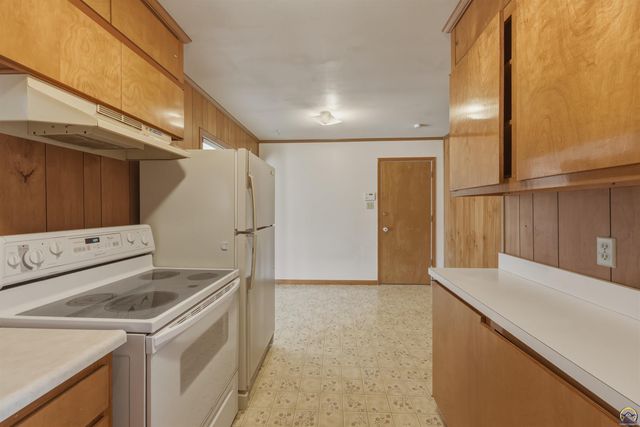 2836 SW Sunset RD, Topeka, KS 66614