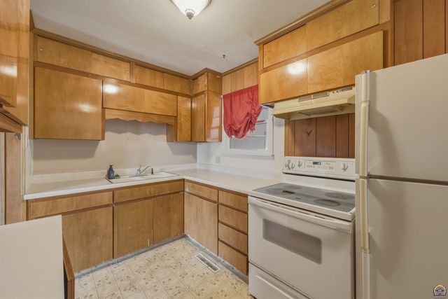 2836 SW Sunset RD, Topeka, KS 66614