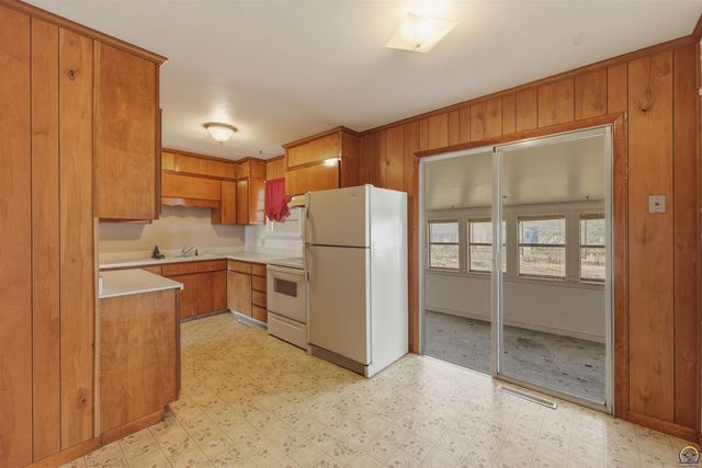 2836 SW Sunset RD, Topeka, KS 66614