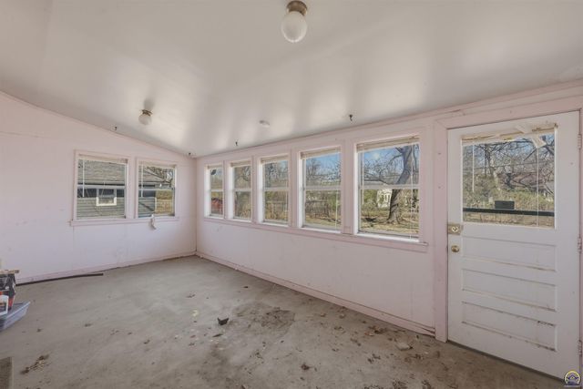 2836 SW Sunset RD, Topeka, KS 66614