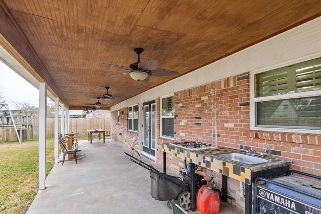 2705 Huckleberry Lane, Pasadena, TX 77502