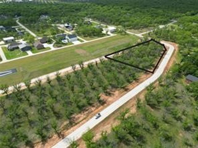 907 E Landings Drive, Granbury, TX 76049