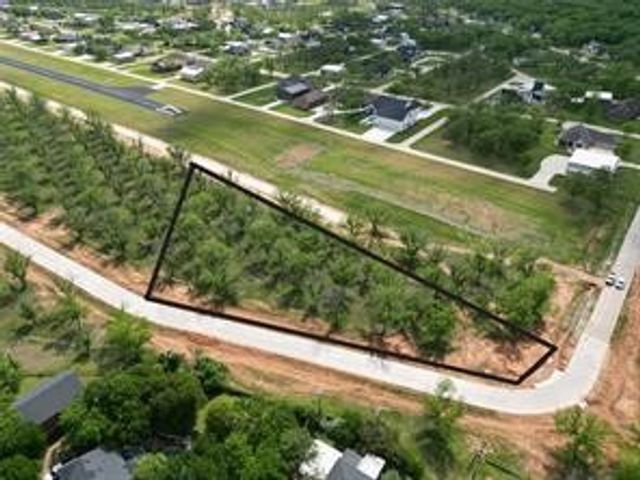 907 E Landings Drive, Granbury, TX 76049