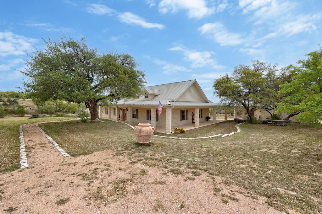 301 Hall LN, Spicewood, TX 78669