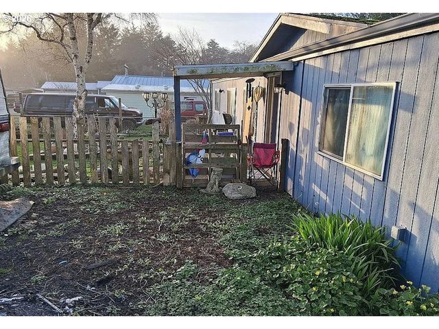 1040 CHARLOTTE Ct, Rockaway Beach, OR 97136