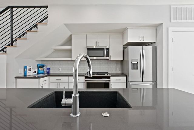 2002 E 7th ST 246, Austin, TX 78702